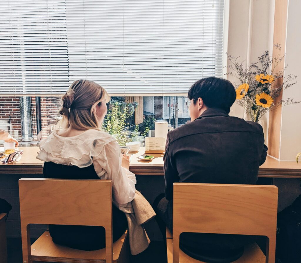 How to Sweetly Follow Up After a First Date and Spark Interest