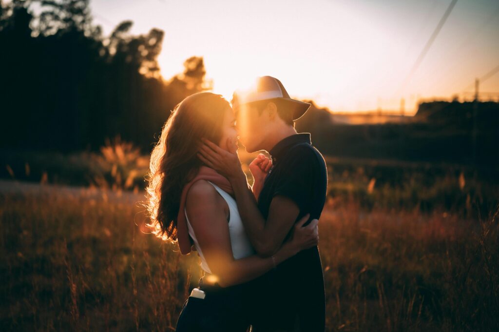 How to Keep the Mood Light and Romantic on a First Date